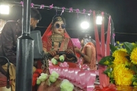 Bride comes driving tractor to wedding venue in madhya pradesh