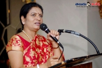 Dk aruna controversial comments cm kcr government funds