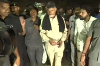 Chandrababu released in mangalagiri town after midnight high drama by police