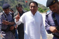 Constable aims gun at kamal nath overpowered by mp s guards