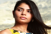 Chennai express singer chinmayi sripada groped at an event ordeals on twitter