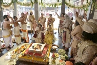 Chiranjeevi nayanthara s looks in sye raa narasimha reddy unveiled