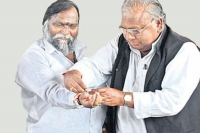 V hanumanth rao gifts bracelet to jagga reddy as rahul directs