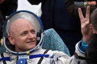 Nasa astronaut scott kelly returns to earth after 340 days in space