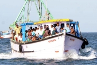 Srilankan navy force attacked on indian fisher man