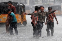 Heavy and moderate rains lash andhrapradesh and telangana
