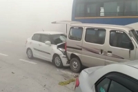 Cars collide on yamuna highway due to delhi ncrs dangerous smog