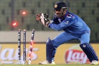 Ms dhoni calls fourth umpire and stops the play