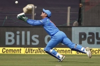 Dhoni takes stunning diving catch sends twitter into overdrive