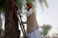 Union minister climbs on tree to make a phone call