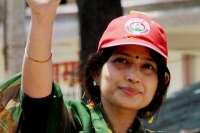 Dimple yadav gives it back to amit shah coins new kasab acronym