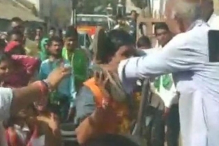 మెడలో చెప్పులదండతో బీజేపి నేతకు స్వాగతం..