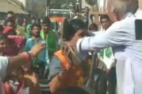 Bjp leader offered a garland of shoes during election campaign