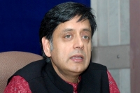 Sit police issues notice to shashi tharoor in sunanda death case