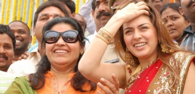 హన్సికను ఎక్కడెక్కడో తడిమాడు
