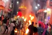 Horse carriage with groom inside catches fire during wedding procession