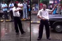 Mumbai man funny dancing on road