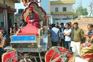 ఆనవాయితీకి బ్రేక్: ‘భండోరి’ వేడుకకు గుర్రంపై వధువు.. 