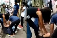 Two girls fight over boyfriend on street in jamshedpur of jharkhand