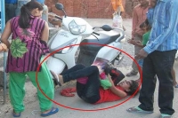 Two girls fight over boyfriend on street in meerut