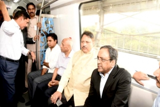 మెట్రో రైలులో ప్రయాణించి పర్యవేక్షించిన గవర్నర్