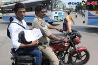 Police serve to students who writes eamcet police providing free transport for students on eamcet exam