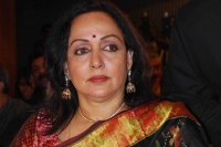 Hema malini met with road accident admitted to hospital