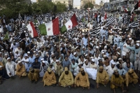 Hundreds of pakistanis protest against imran khan govt for failing to check inflation