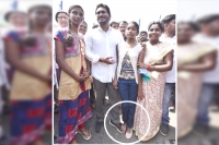 Ys jagan moved by little girl fan pain