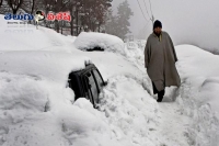 Jawan treks through snow with mom s dead body