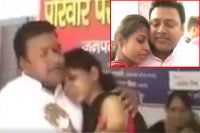 Husband sings romantic song for wife in police station