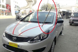 కొత్త కారులోకి దూసుకెళ్లిన మెట్రో ఐరన్ రాడ్..