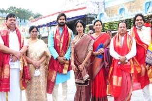 తిరుమల శ్రీవారి దర్శనం చేసుకున్న కార్తికేయ దంపతులు