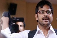 Man throws shoe at arvind kejriwal during odd even announcement