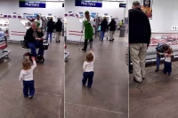 Toddler greesting stangers in supermarket video goes viral