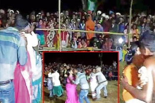 బహిరంగ చుంబన పోటీలు.. విజేతలకు బహుమతలు