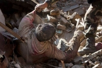 In the nepal earth quake a man drunk his urine for live