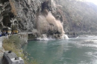 Chandigarh manali highway blocked after major landslide