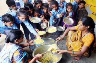 తలచుకుంటేనే డోకు.. అన్నం తినే ప్లేట్లతో.. 