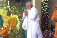 Pm pays his tributes to his guru hh pramukh swami maharaj