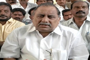 ఆయన గడప దాటితే..సర్కారుకు ఎందుకు దడ..!
