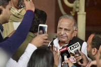 No one responsible for up debacle says mulayam singh