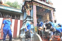 Muslims clean flood hit temple in chennai