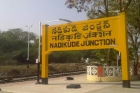 Unidentified miscreants posed as policemen and duped passengers at nadikude of ap
