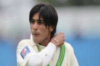 Pakistans amir backs life bans for match fixers
