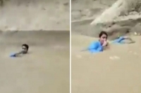 Viral video pakistan journalist stands in neck deep water to report about floods