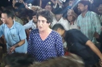 Watch priyanka gandhi gave a dressing down to unruly crowd