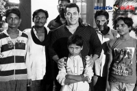 Salman khan reunites runaway kids real life bajrangi bhaijan