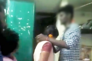 బాలిక మెడలో తాళికట్టిన విద్యార్థి.. తరగతి గదిలోనే తంతు..