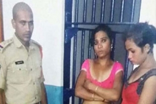 యువకుల నడుమ.. అర్థనగ్న నృత్యాలు.. 